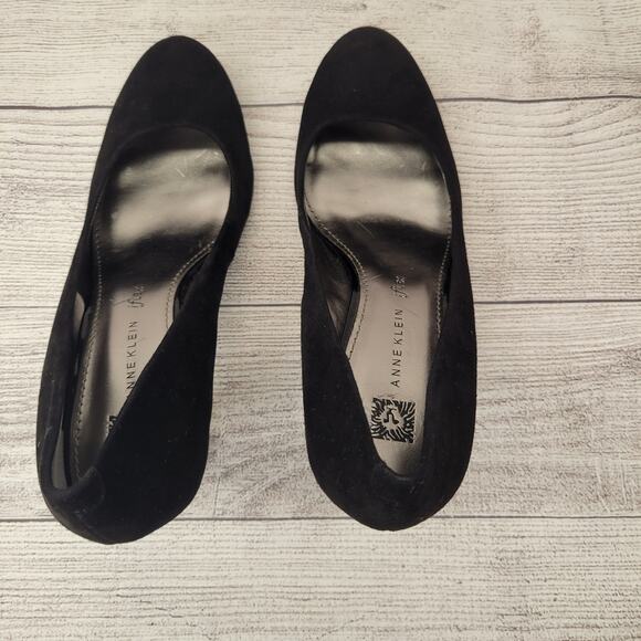 Anne Klein Flex  Black Suede Rounded Toe Pump with Gloss Heels, 8.5 - Picture 6 of 11